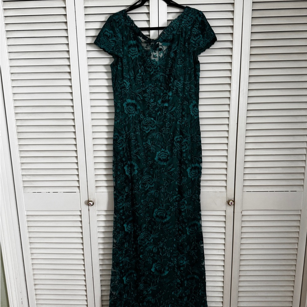 Tadashi Shoji Green Flutter Sleeve V-Neck Gown